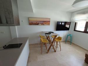 Una cocina con una mesa y sillas en una habitación. en Magallanes Viewpoint, en Tarifa