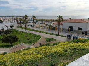 vistas a una calle con aparcamiento en Magallanes Viewpoint, en Tarifa