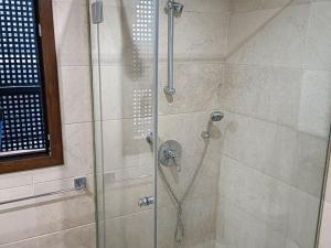 y baño con ducha de cristal. en Magallanes Viewpoint, en Tarifa 32 fotos más