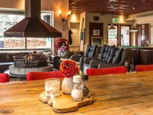 Imagen de la galería de Chalet by the Pond with Modern Comfort, en De Bult 29 fotos más