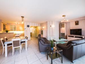 ミッデルケルケにあるApartment on the first floor for familyのソファのあるリビングルームとダイニングルーム