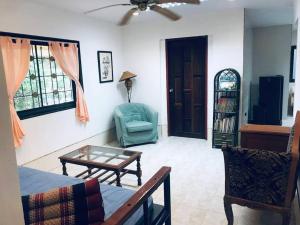 Posezení v ubytování ครอบครัวบ้านบนภูเขา Family Mountain Home