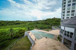uma vista superior de uma piscina ao lado de um edifício em Santubong Suites Lower Level em Kuching