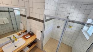 AmuriResort Tava'e的带淋浴和水槽的浴室