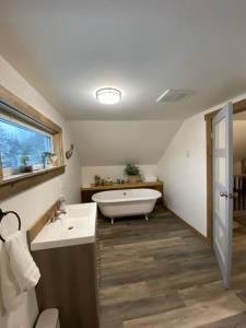 ein Badezimmer mit einer Badewanne, einem WC und einem Waschbecken in der Unterkunft The Galloway House in Hillsborough