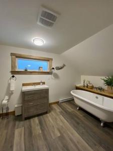 ein Badezimmer mit einer Badewanne, einem Waschbecken und einer Badewanne in der Unterkunft The Galloway House in Hillsborough