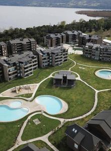 - une vue aérienne sur un complexe d'appartements avec 2 piscines dans l'établissement Edificio Costa Pucón a pasos del Lago, à Pucón
