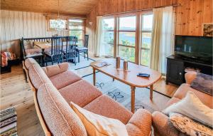 een woonkamer met een bank en een tafel bij Cozy Home In Kjrsvikbugen With Wifi 