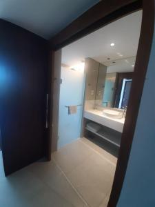 La salle de bains est pourvue d'un lavabo et d'un miroir. dans l'établissement Hotel Nacional, à Rio de Janeiro