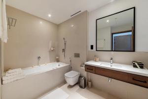 Uma casa de banho em Luxurious 2BR apt with panoramic Marina view