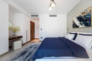 Uma cama ou camas num quarto em Luxurious 2BR apt with panoramic Marina view