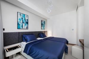 Uma cama ou camas num quarto em Luxurious 2BR apt with panoramic Marina view