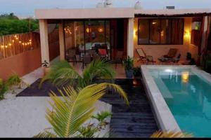 uma casa com piscina em frente a uma casa em Disfruta en La Casa de Lola / Enjoy at Lolas house em Progreso
