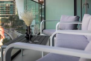 Uma área de estar em Luxurious 2BR apt with panoramic Marina view