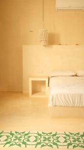 um quarto branco com uma cama e uma mesa em Disfruta en La Casa de Lola / Enjoy at Lolas house em Progreso
