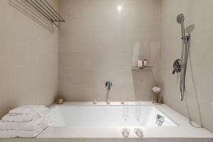 Uma casa de banho em Luxurious 2BR apt with panoramic Marina view