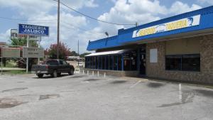 un camión estacionado en un estacionamiento frente a una tienda en Lufkin Inn, en Lufkin