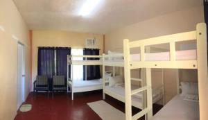 een kamer met 2 stapelbedden in een kamer bij Azzura Budget Rooms in Zamboanga