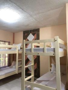 Habitación con 2 literas en una habitación en Azzura Budget Rooms, en Zamboanga
