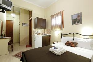 Łóżko lub łóżka w pokoju w obiekcie Mpalkoni Sti Monemvasia