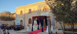 ein Gebäude mit einem roten Teppich vor einem Gebäude in der Unterkunft Islambek Travel & Hotel in Xiva