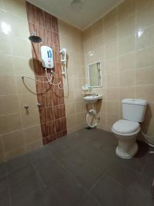 La salle de bains est pourvue de toilettes et d'un lavabo. dans l'établissement Dane & Shue Hotel Kok Lanas, à Kota Bharu