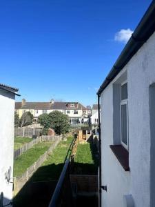 uma vista para um pátio a partir de uma varanda de um edifício em Seaforth Apartments 2 Bedroom Apartment with Parking and Garden by RockmanStays em Southend-on-Sea