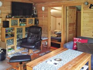 uma sala de estar com uma secretária e uma cadeira num camarote em Holiday home GJESDAL em Berge