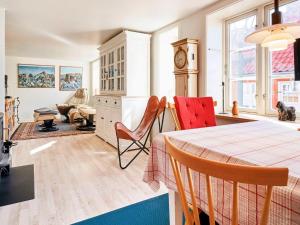 uma cozinha com mesa e cadeiras num quarto em Holiday home Rønne VI em Rønne