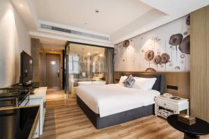 Letto o letti in una camera di Paco Hotel Shuiyin Road Guangzhou-Free bus Canton Fair