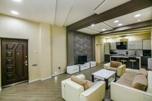 een grote woonkamer met banken en een keuken bij CENTER. 3 Bedrooms in Baku
