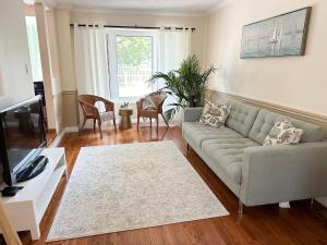 Ruang duduk di Oakville Retreat - 4 bedroom 5 beds - short walk from the lake