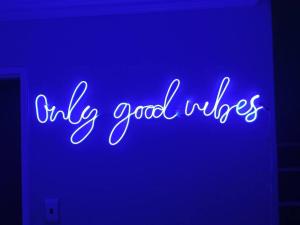ein Neonschild, das nur gute Wünsche liest in der Unterkunft R & E Good vibes in Kapstadt
