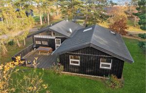 eine Aussicht auf ein schwarzes Haus mit einem Dach in der Unterkunft Beautiful Home In Sams With Kitchen in Nordby