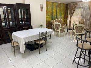 een eetkamer met een witte tafel en stoelen bij Edificio Riviera in Guayaquil