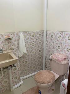 een badkamer met een toilet en een wastafel bij Edificio Riviera in Guayaquil