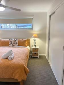 1 dormitorio con cama y ventana en Eucalyptus House, en Timboon