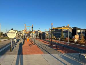 Photo de la galerie de l'établissement Seton Villas Cozy (Lower) Suite, à Calgary