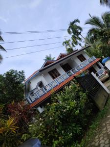 Una casa con una escalera que conduce a ella. en Chills homestay, en Kalpetta