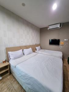 - une chambre avec un grand lit et une télévision dans l'établissement Dane & Shue Hotel Kok Lanas, à Kota Bharu