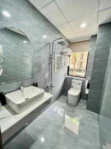 een badkamer met een wastafel en een toilet bij Ban Me Central Hotel 2 in Buon Ma Thuot