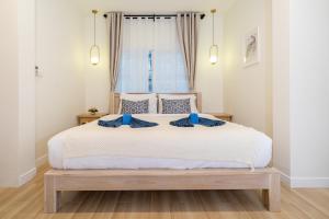 En eller flere senge i et værelse på Prime Patong-5BR-6BR pool villa See photo BEFORE BOOK