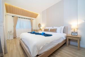 En eller flere senge i et værelse på Prime Patong-5BR-6BR pool villa See photo BEFORE BOOK