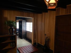 un couloir d'une maison avec une porte et une fenêtre dans l'établissement Koyasan Space, à Koyasan
