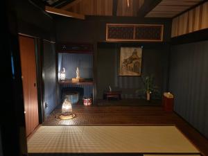 Cette chambre comprend une table et une lampe. dans l'établissement Koyasan Space, à Koyasan