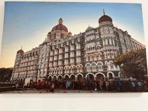 um grande edifício com pessoas de pé na frente dele em 1bed room Mumbai theme Lower Parel em Mumbai