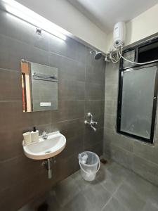 uma casa de banho com um lavatório, um espelho e uma janela em 1bed room Mumbai theme Lower Parel em Mumbai