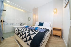 En eller flere senge i et værelse på Prime Patong-5BR-6BR pool villa See photo BEFORE BOOK + 106 billeder