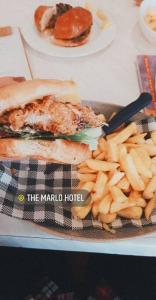 einen Teller mit Essen mit einem Sandwich und Pommes frites in der Unterkunft Cottage for two, Marlo in Marlo