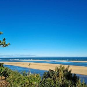 a beach with the ocean in the background at Cottage for two, Marlo in Marlo